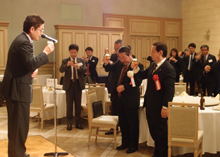 商友会会長商社、アサヒビール大阪統括支社・髙澤副支社長(左)が乾杯の発声