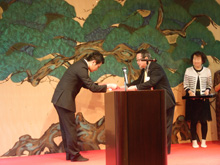 「福ずし大宮総本店」の藤井氏(左)に優良従業員表彰